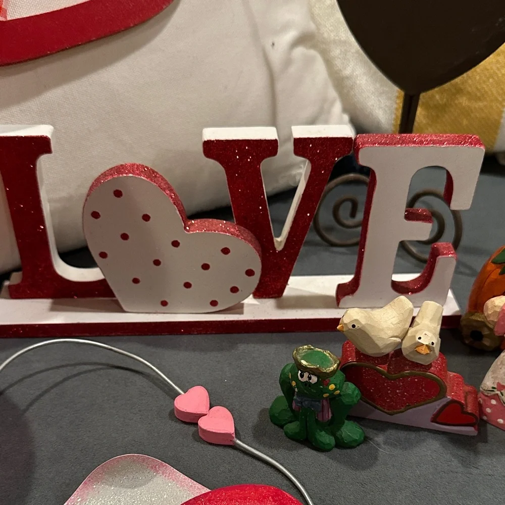 Valentine's Day Heart Decor Set - Picture 4 of 16